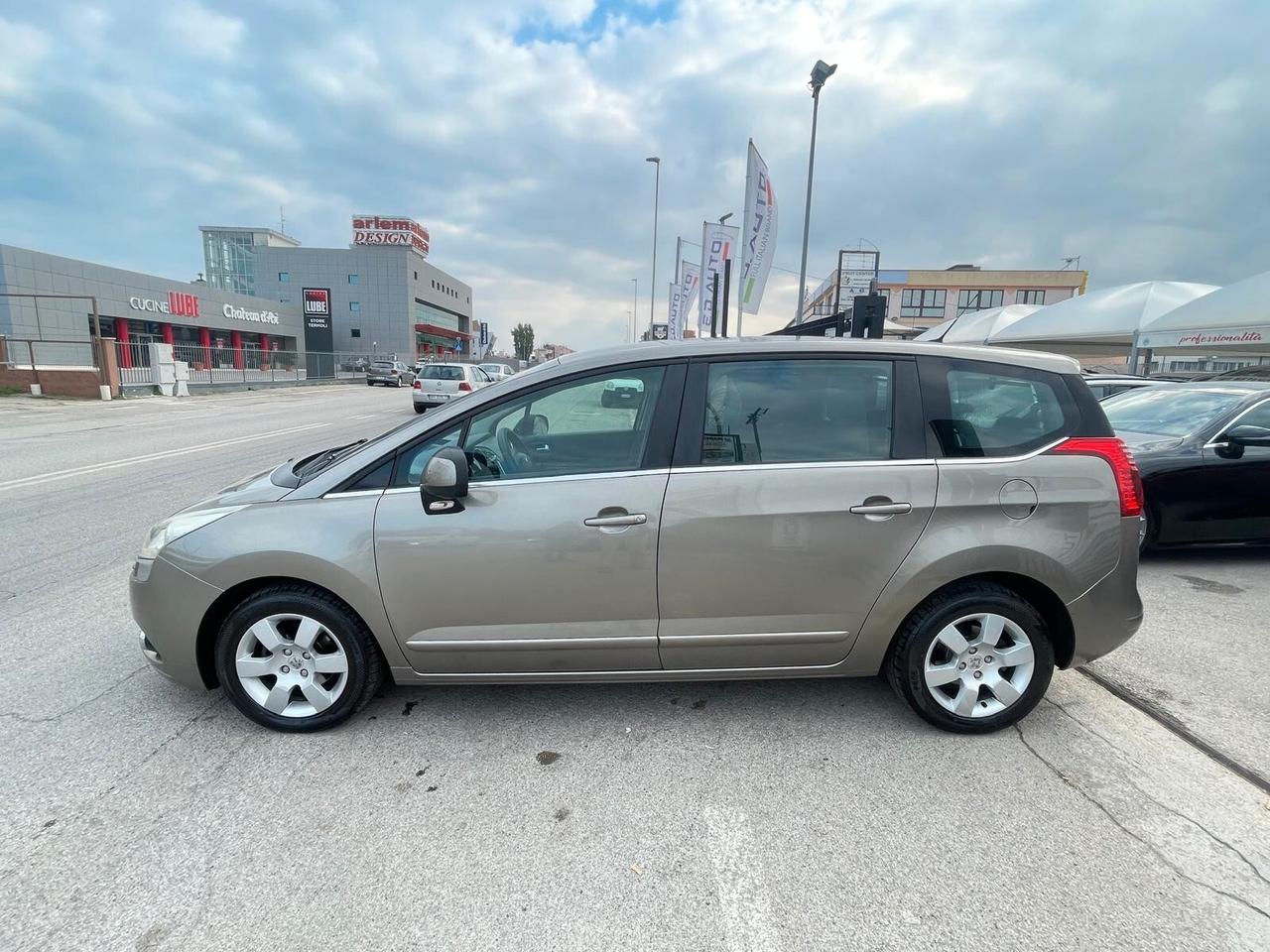 Peugeot 5008 1.6 e-HDi 112CV Stop&Start cambio robotizzato Family