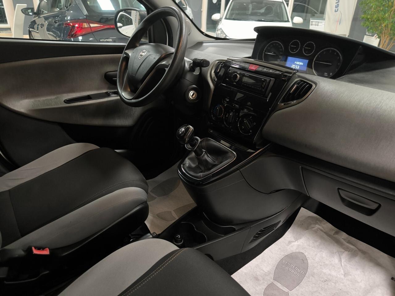 Lancia Ypsilon 0.9 TwinAir 85 CV 5 porte Metano Ecochic Silver