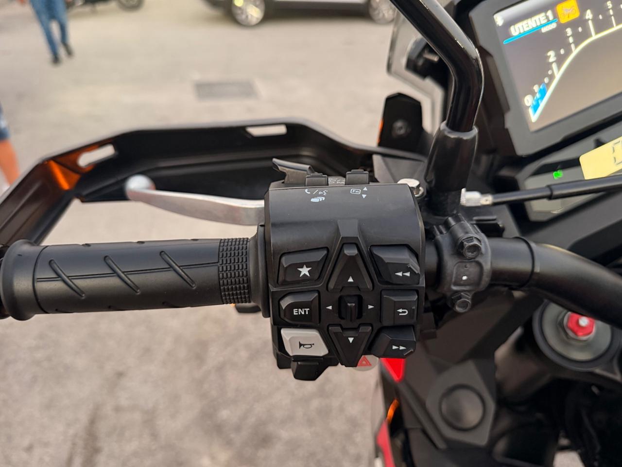 Honda Africa Twin 1100 Manuale possibilità di finanziamento
