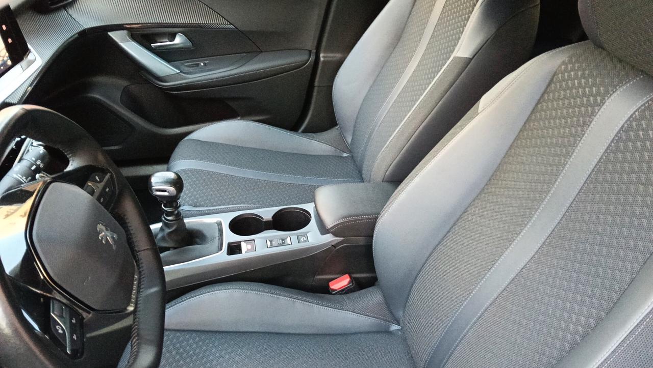 PEUGEOT 2008 1.2 BENZ-RETROC-NAVI