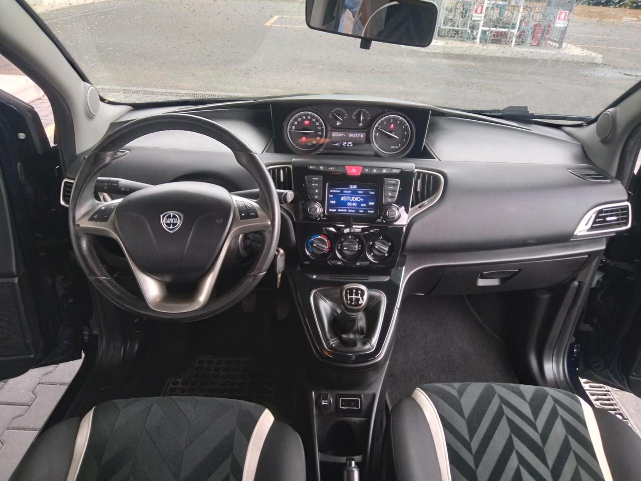 Lancia Ypsilon 0.9 TwinAir 85 CV 5 porte Metano Ecochic Platinum