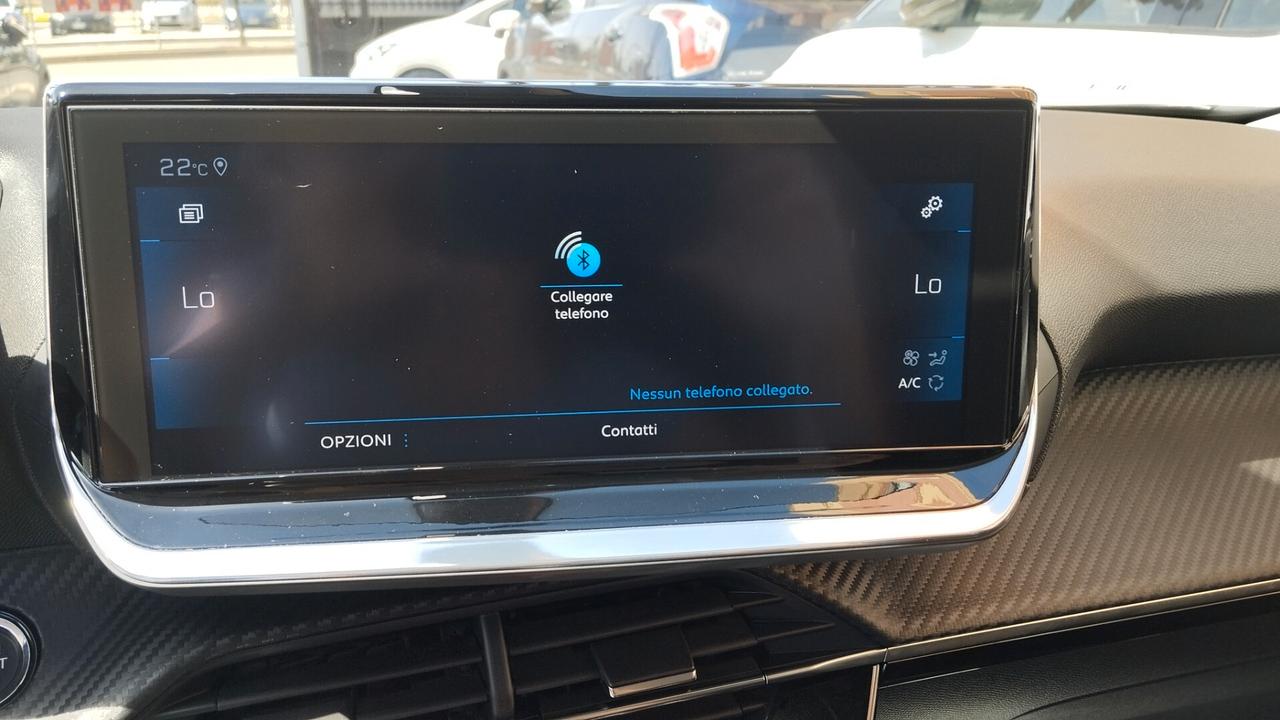 PEUGEOT 2008 1.2 BENZ-NAVI-2020