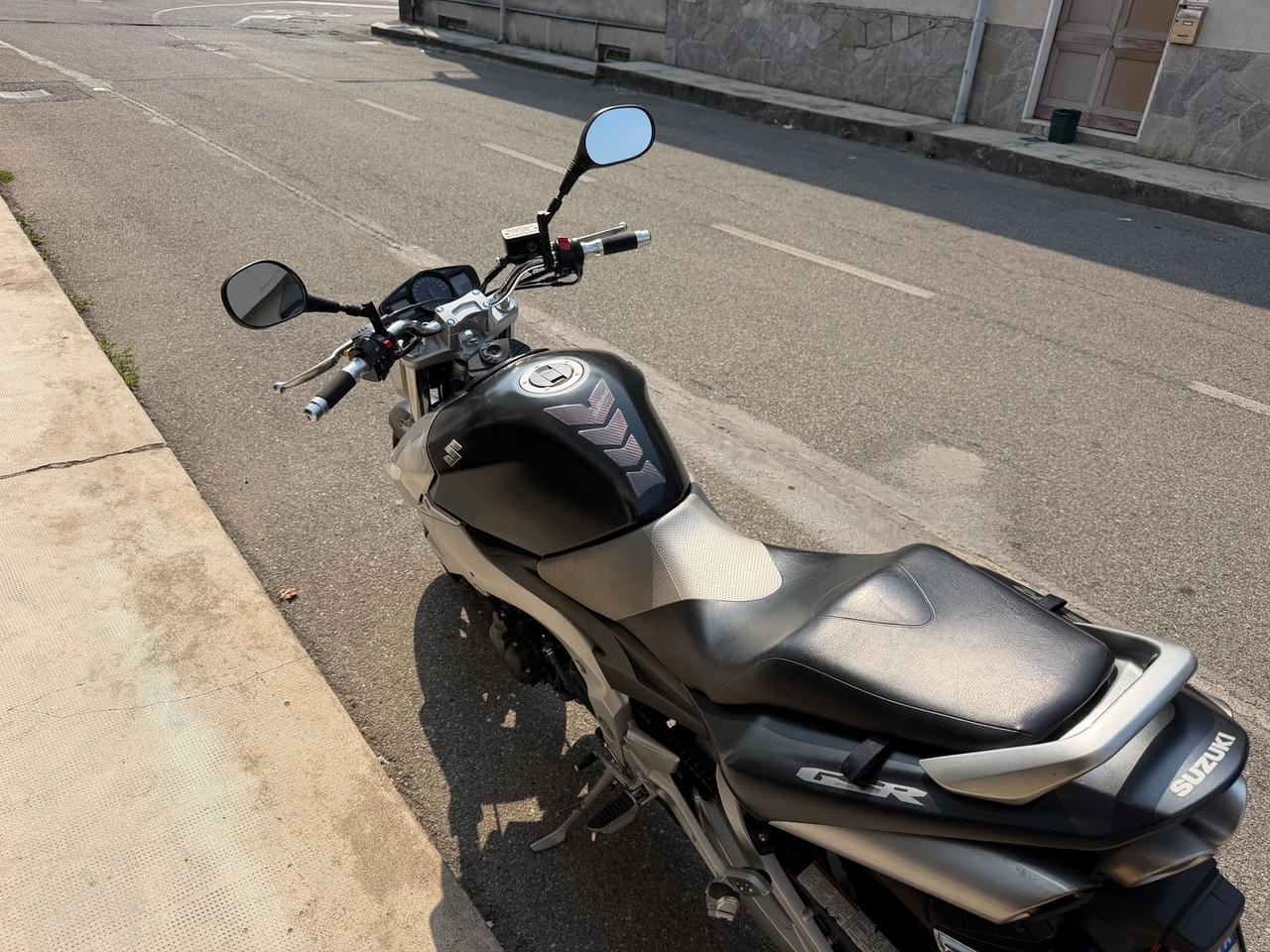 Suzuki GSR 600 ( 2006 - 2011 ) #32