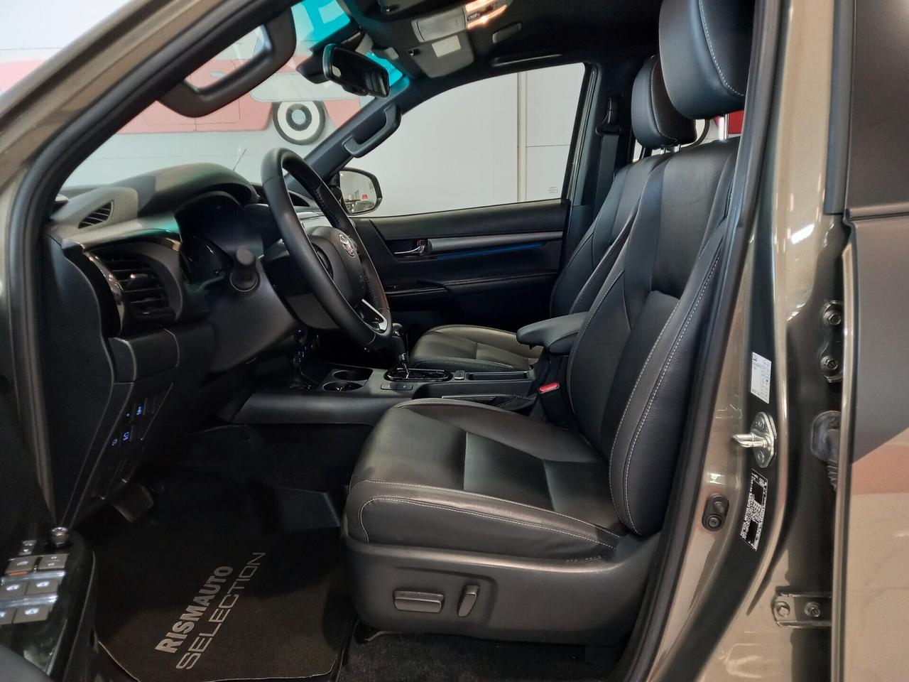 Toyota Hilux 2.8 D A/T 4WD 4 porte Double Cab Invincible