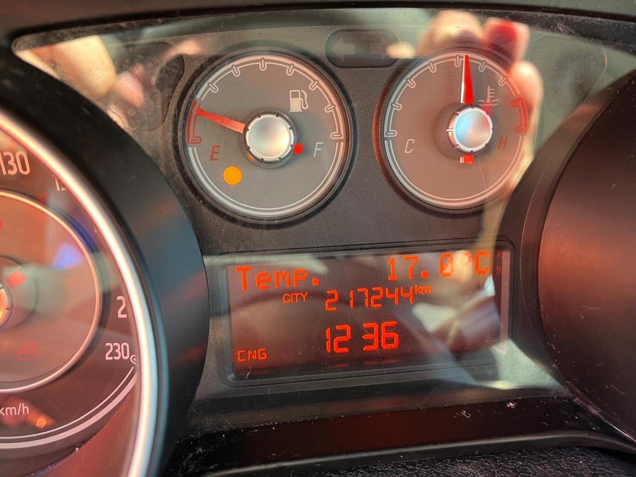 Fiat Grande Punto g.punto-5P-1.4 metano-8v-full-2013