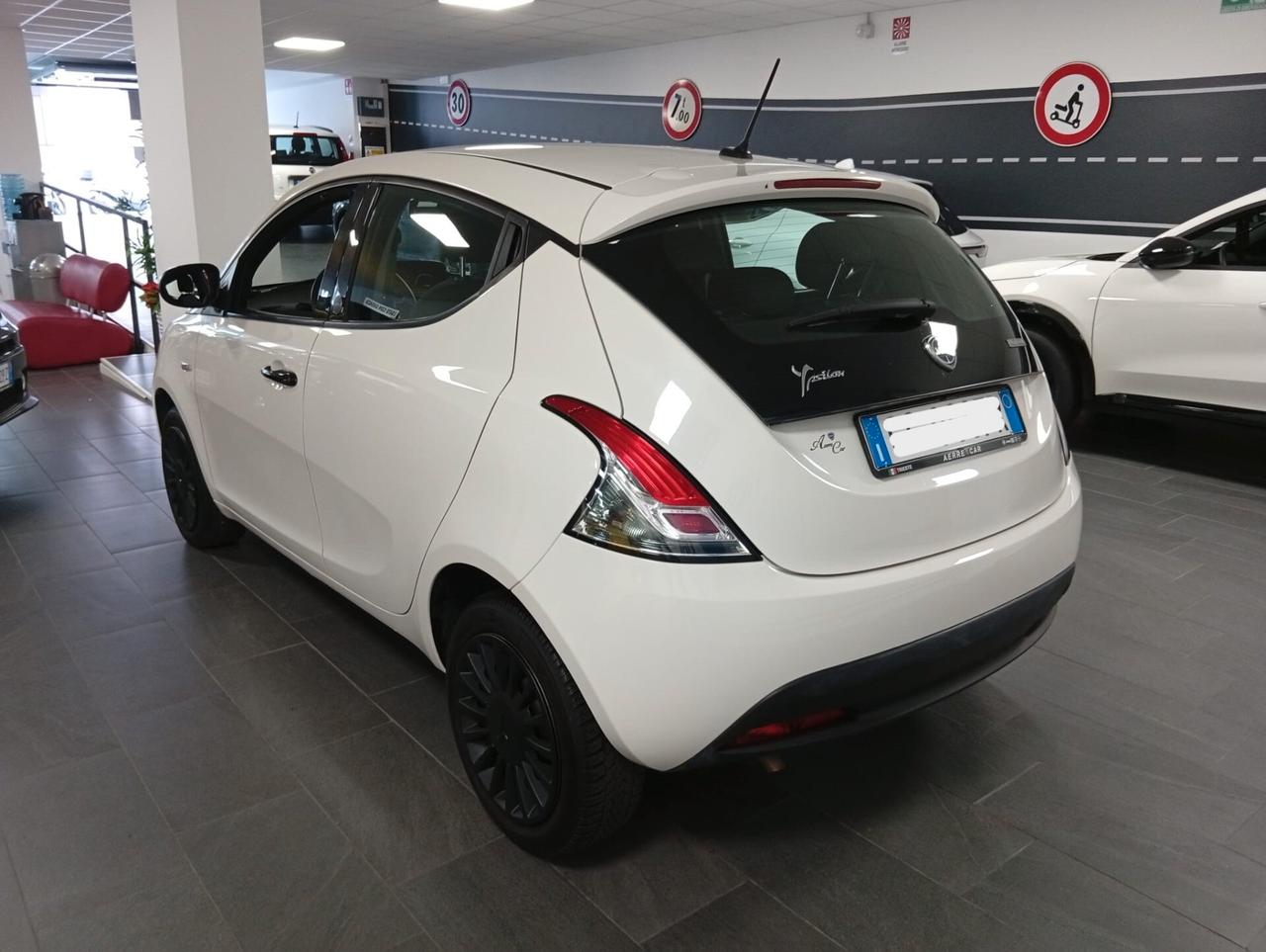 Lancia Ypsilon 1.0 FireFly 5 porte S&S Hybrid Ecochic Silver