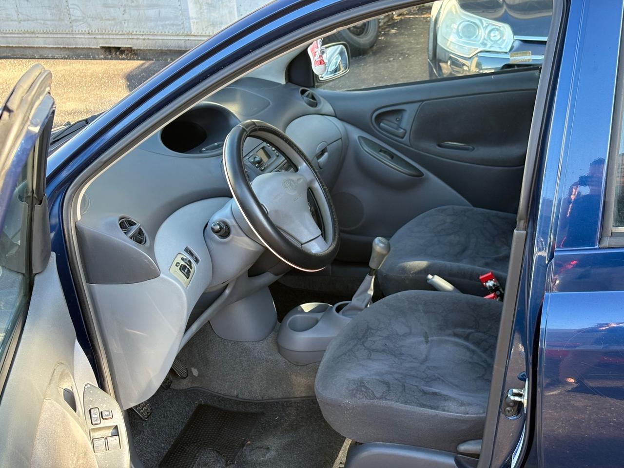 Toyota Yaris 1.0i 16V cat 5 porte Sol