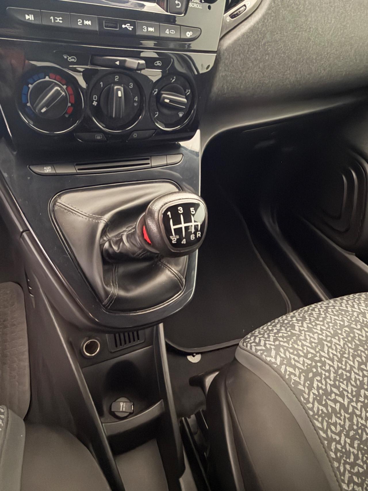 Lancia Ypsilon 1.0 FireFly 5 porte S&S Hybrid Ecochic Gold