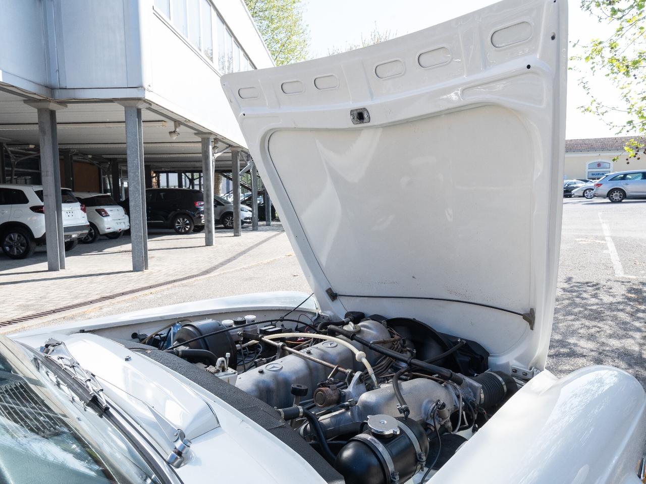 Mercedes-Benz SL 280 PAGODINO