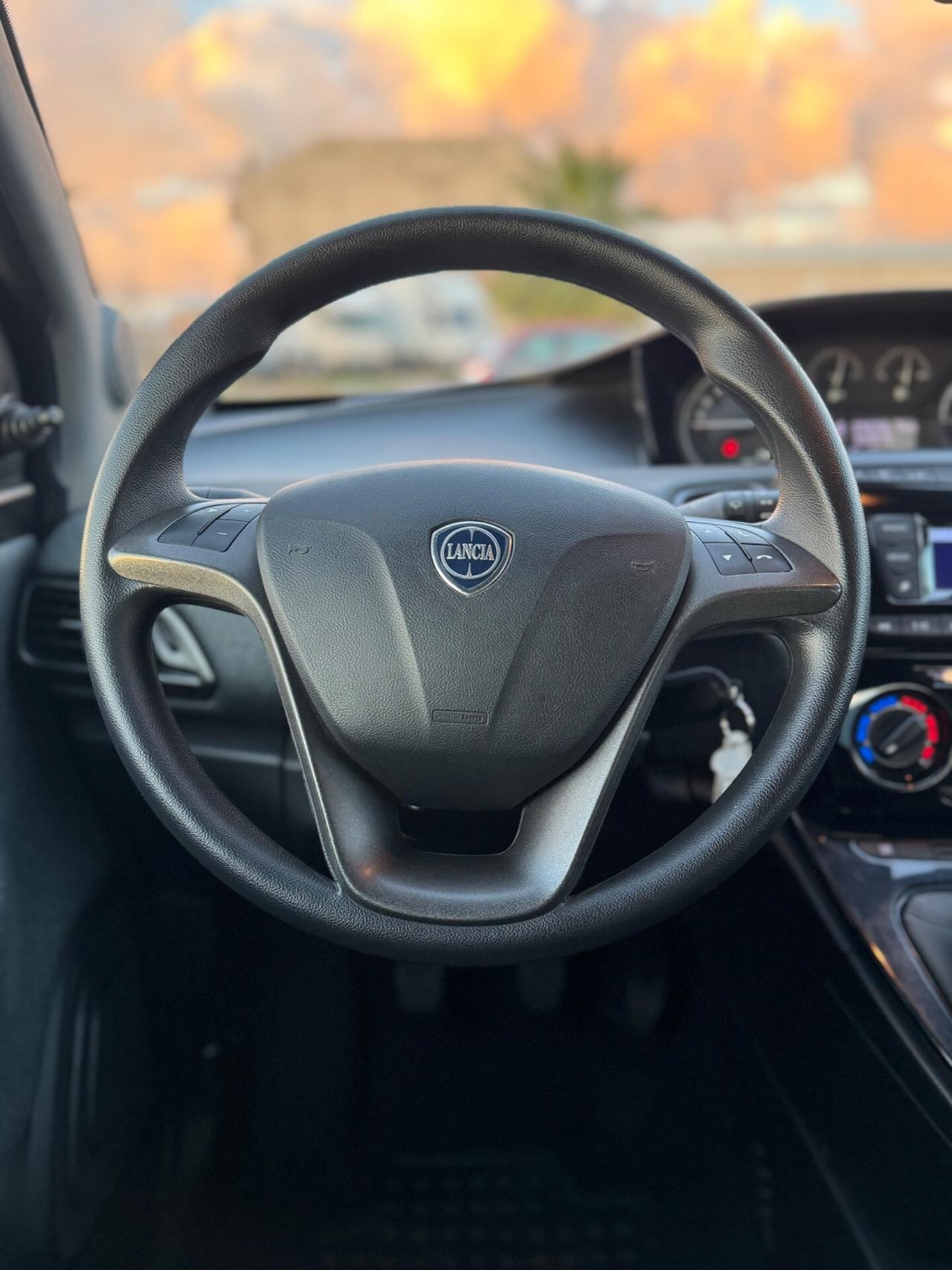 Lancia Ypsilon 1.0 FireFly 5 porte S&S Hybrid Ecochic Silver