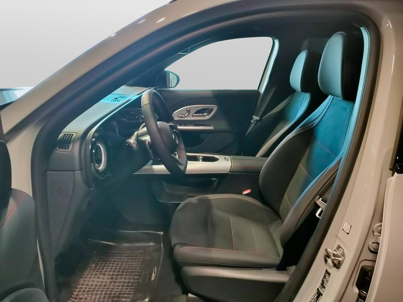 Mercedes-Benz GLB 250+ con tecnologia EQ