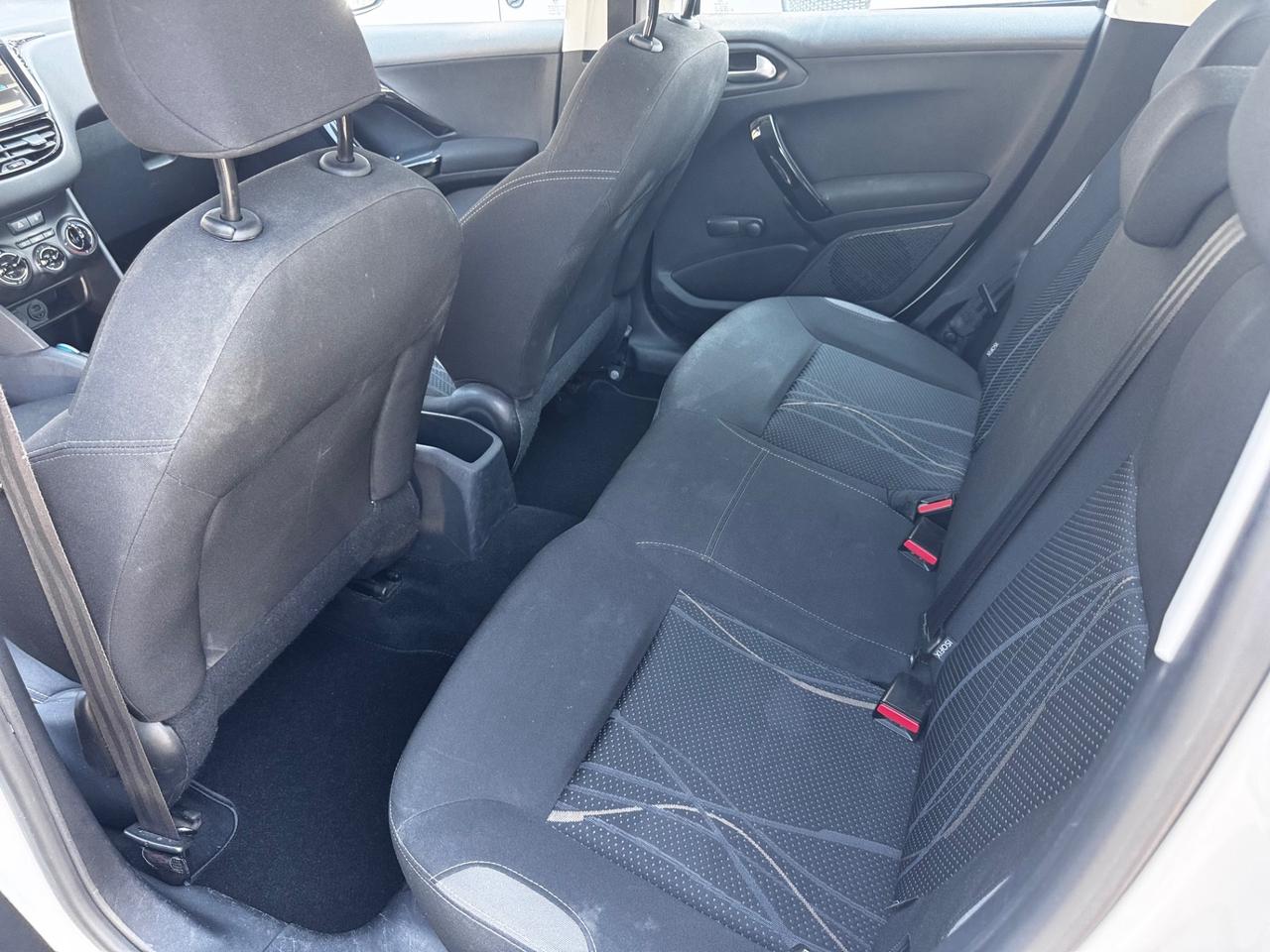 Peugeot 208 1.4 e-HDi 68 CV automatica/ neopatentati