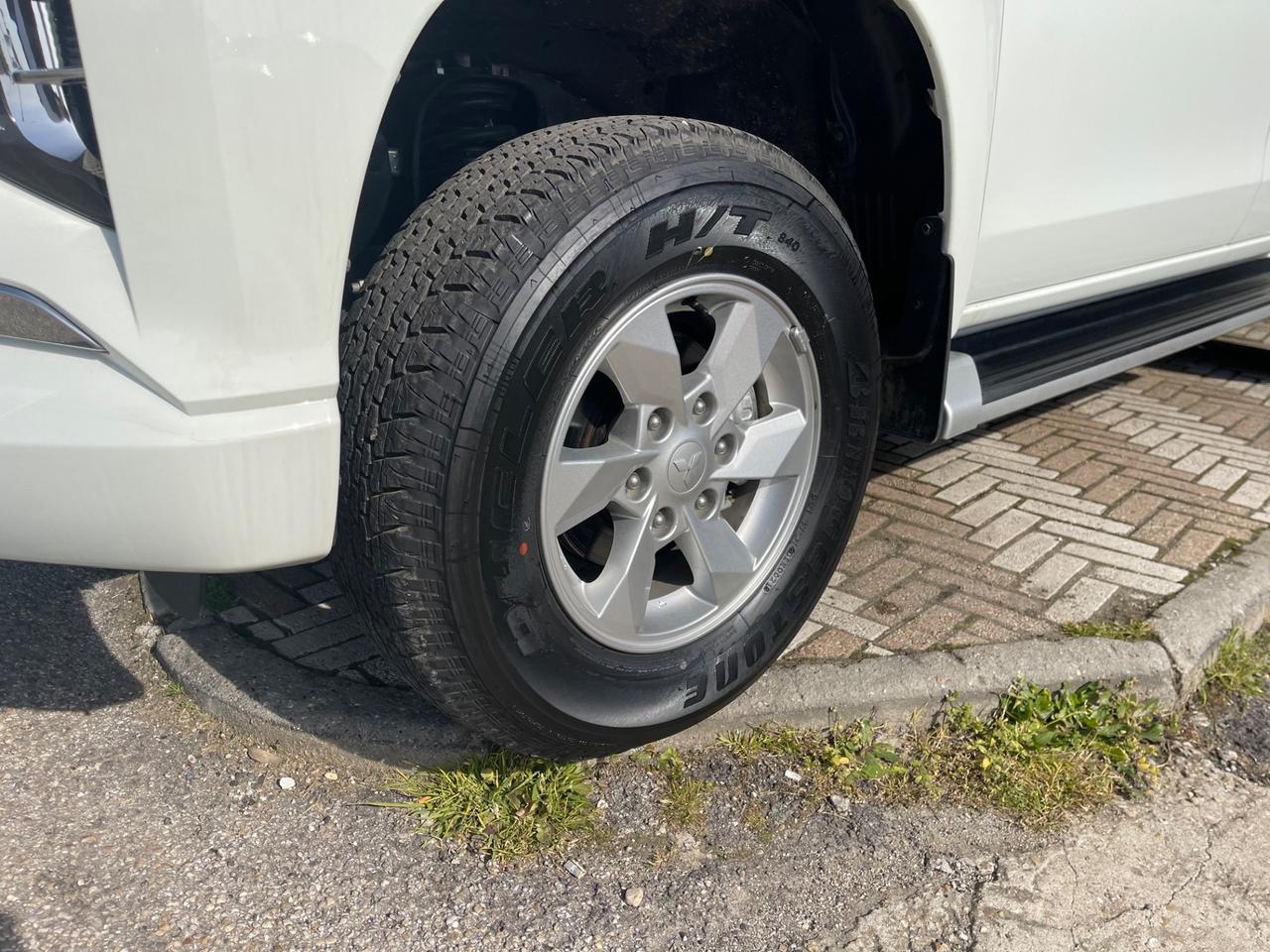 Mitsubishi L200 2.2 D 150cv Club Cab 4x4 INSTYLE PLUS