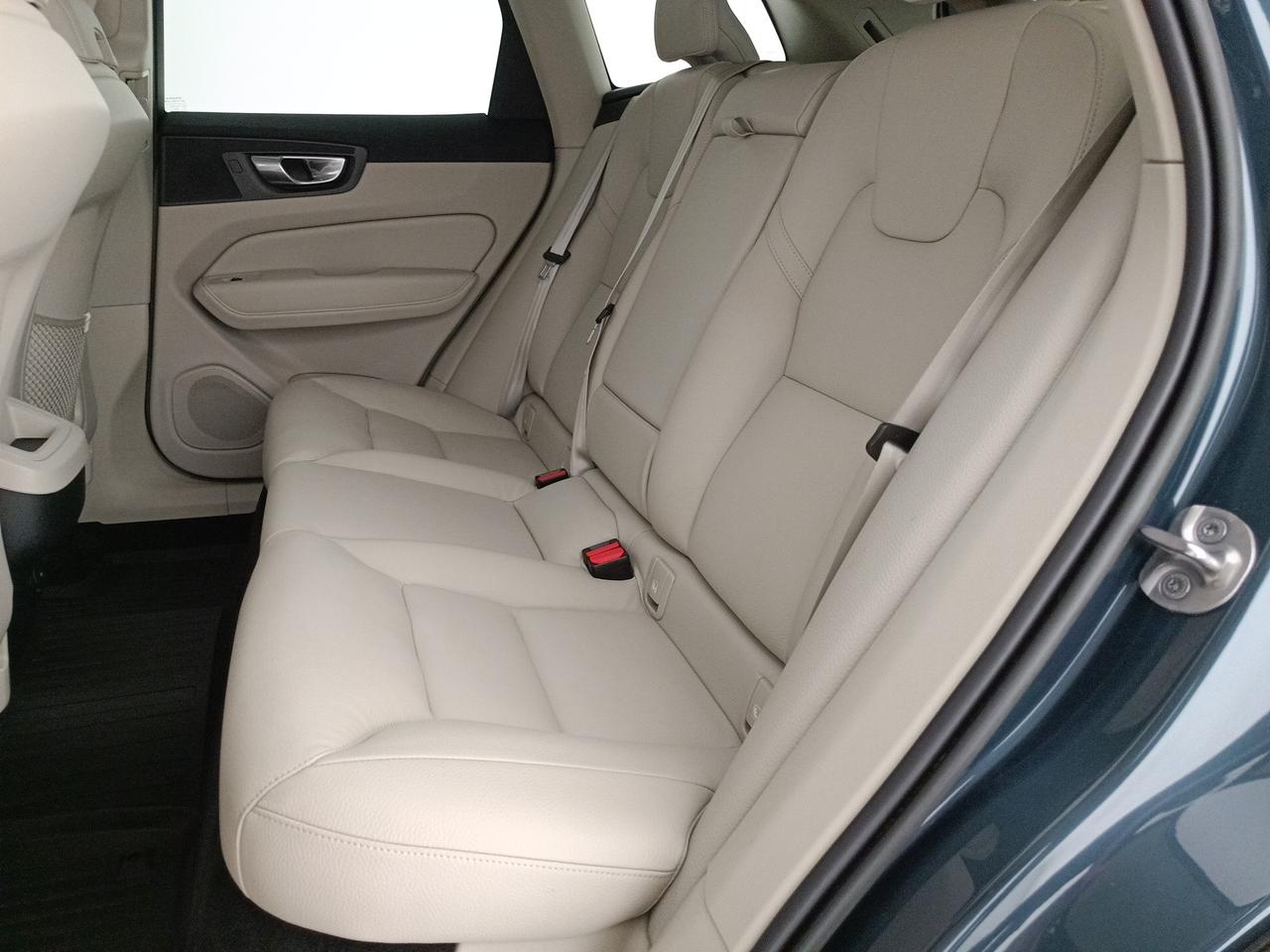 VOLVO XC60 2.0 b5 Plus Dark awd auto