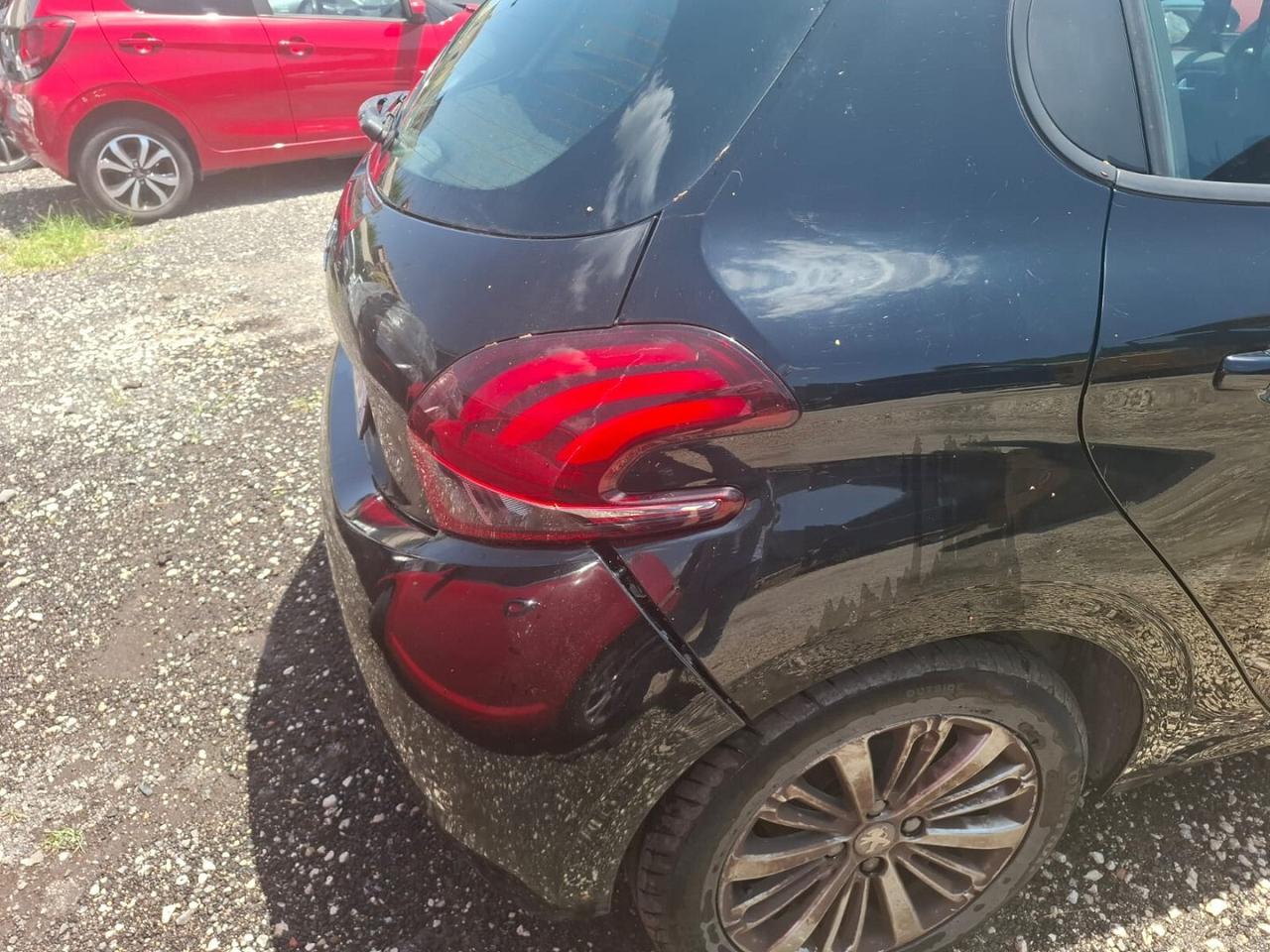 PEUGEOT 208 BLACKLINE VA IN MOTO SINISTRATA