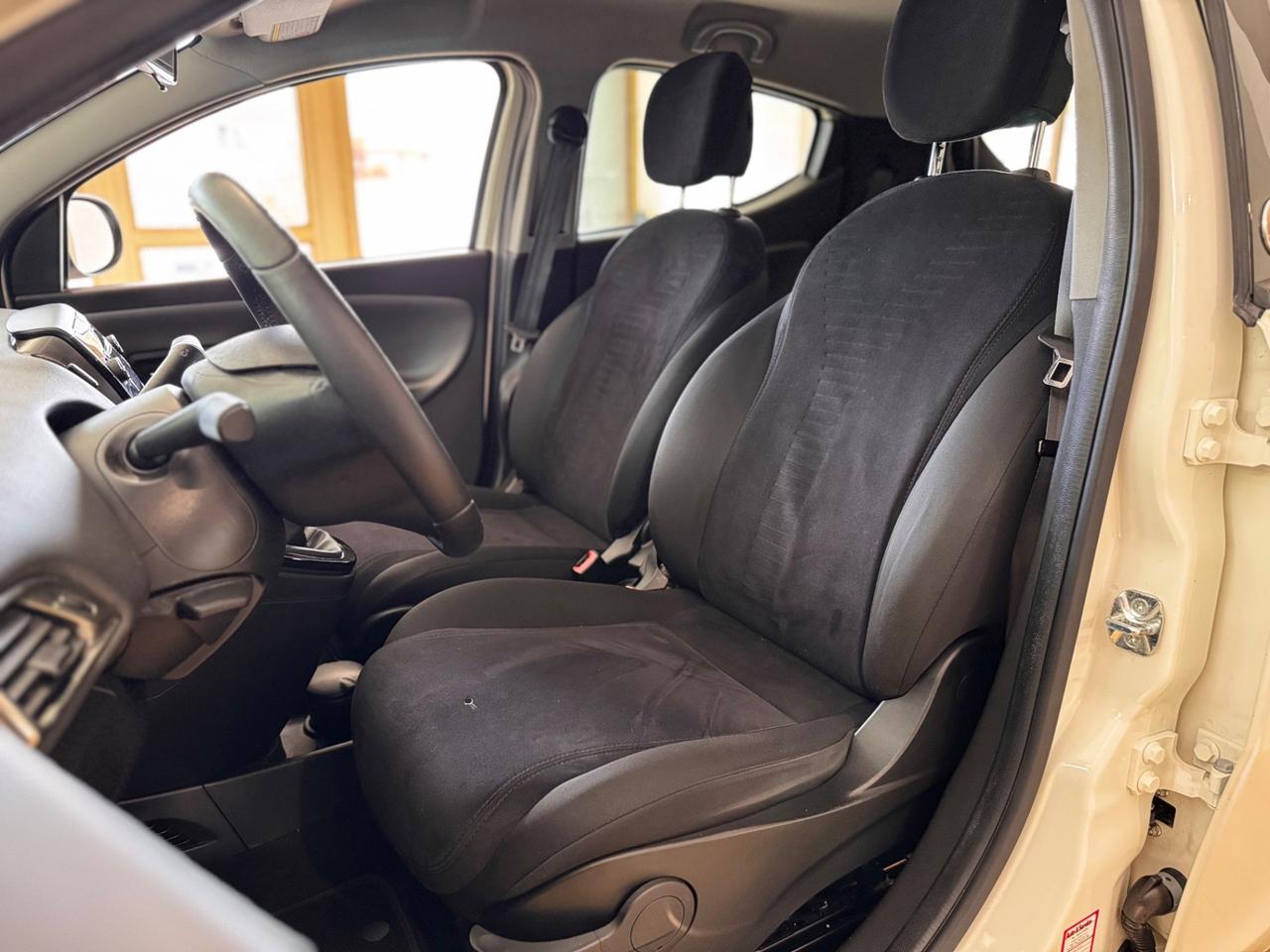 Lancia Ypsilon 0.9 TwinAir 85 CV 5 porte Metano Ecochic Silver