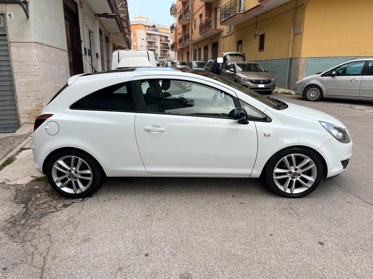 Opel Corsa 1.4 16V 3 porte Sport