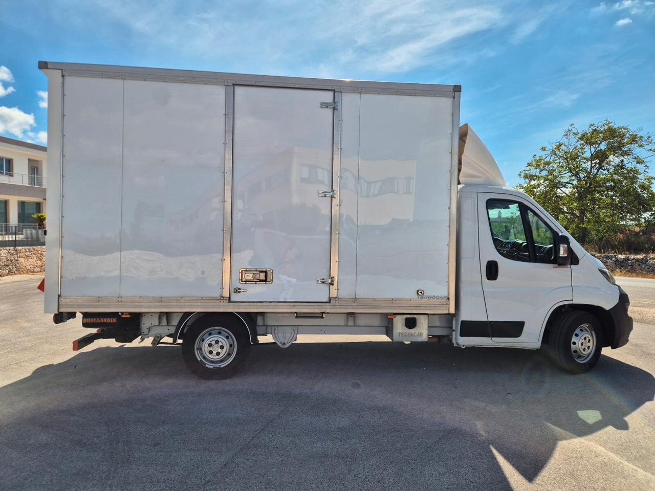 Opel Movano con sponda idraulica