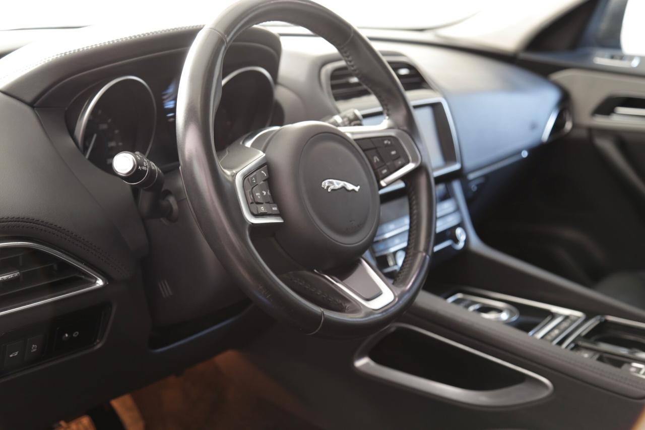 Jaguar F-Pace 2.0 D 180 CV AWD aut. Chequered Flag