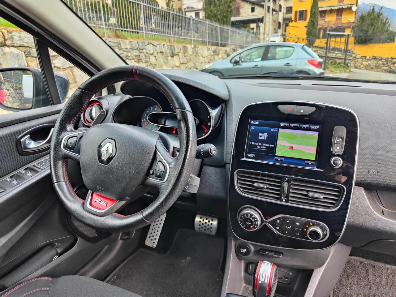 RENAULT Clio TCe 220 EDC R.S. TROPHY Akrapovic + MAXTON