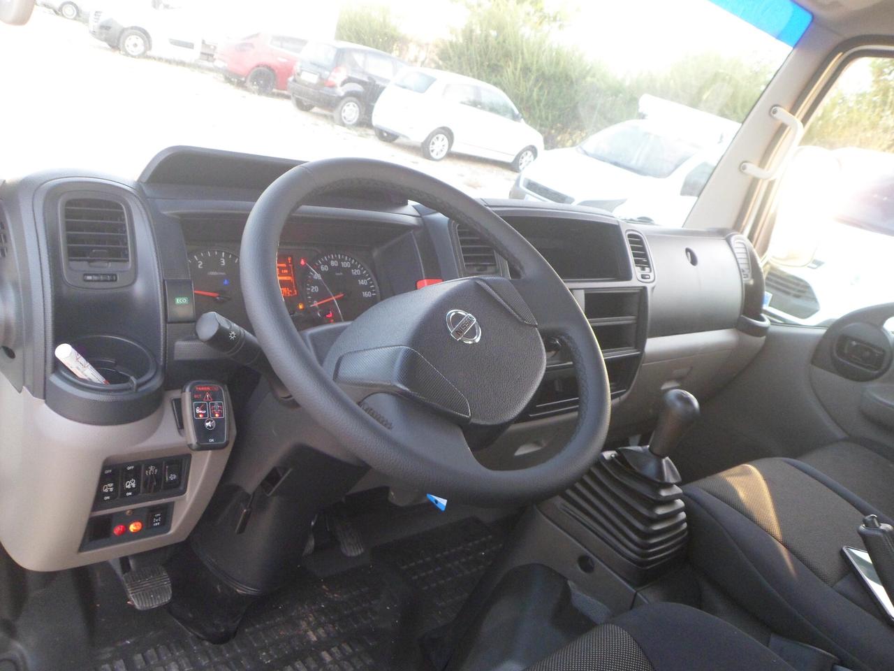 Nissan cabstar cassone con gru
