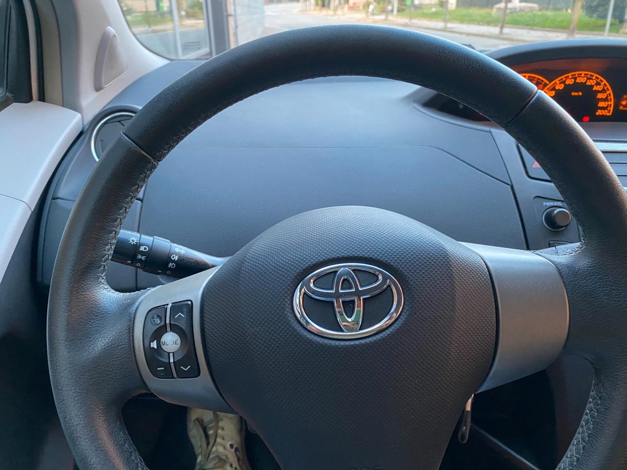 Toyota Yaris 1.0 5 Porte Sol