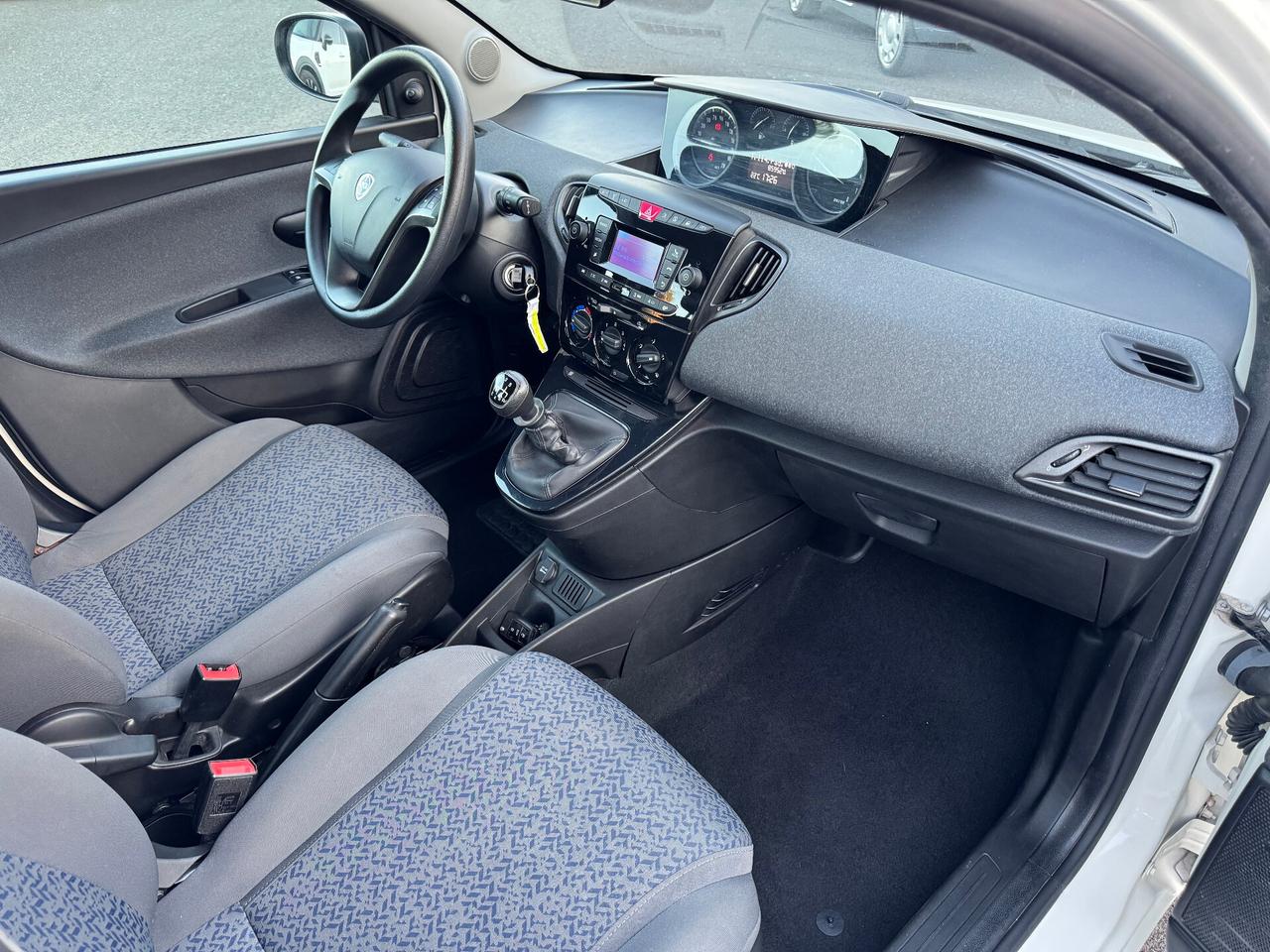 Lancia Ypsilon 1.0 FireFly 5 porte S&S Hybrid Ecochic Silver