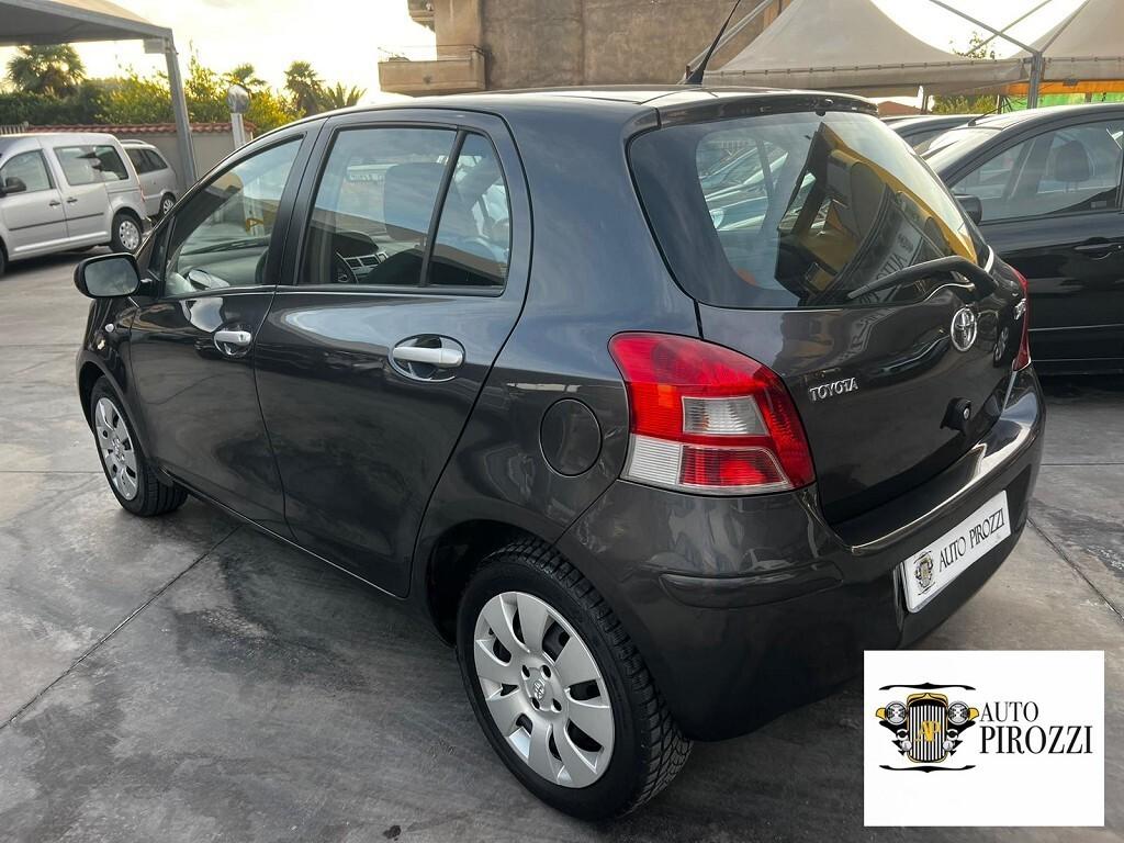 TOYOTA YARIS 1.3 Benz Cambio automatico 2011