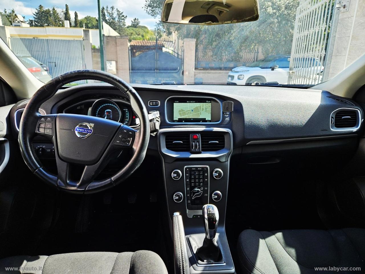 VOLVO V40 D2 R-design Momentum