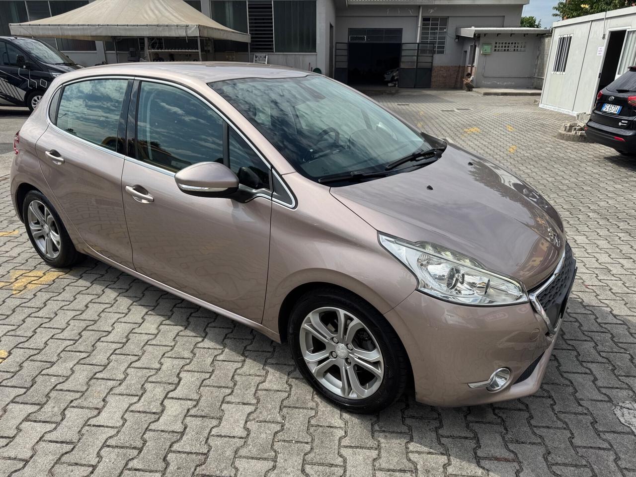 Peugeot 208 1.4 e-HDi 92 CV 5 porte neopatentati
