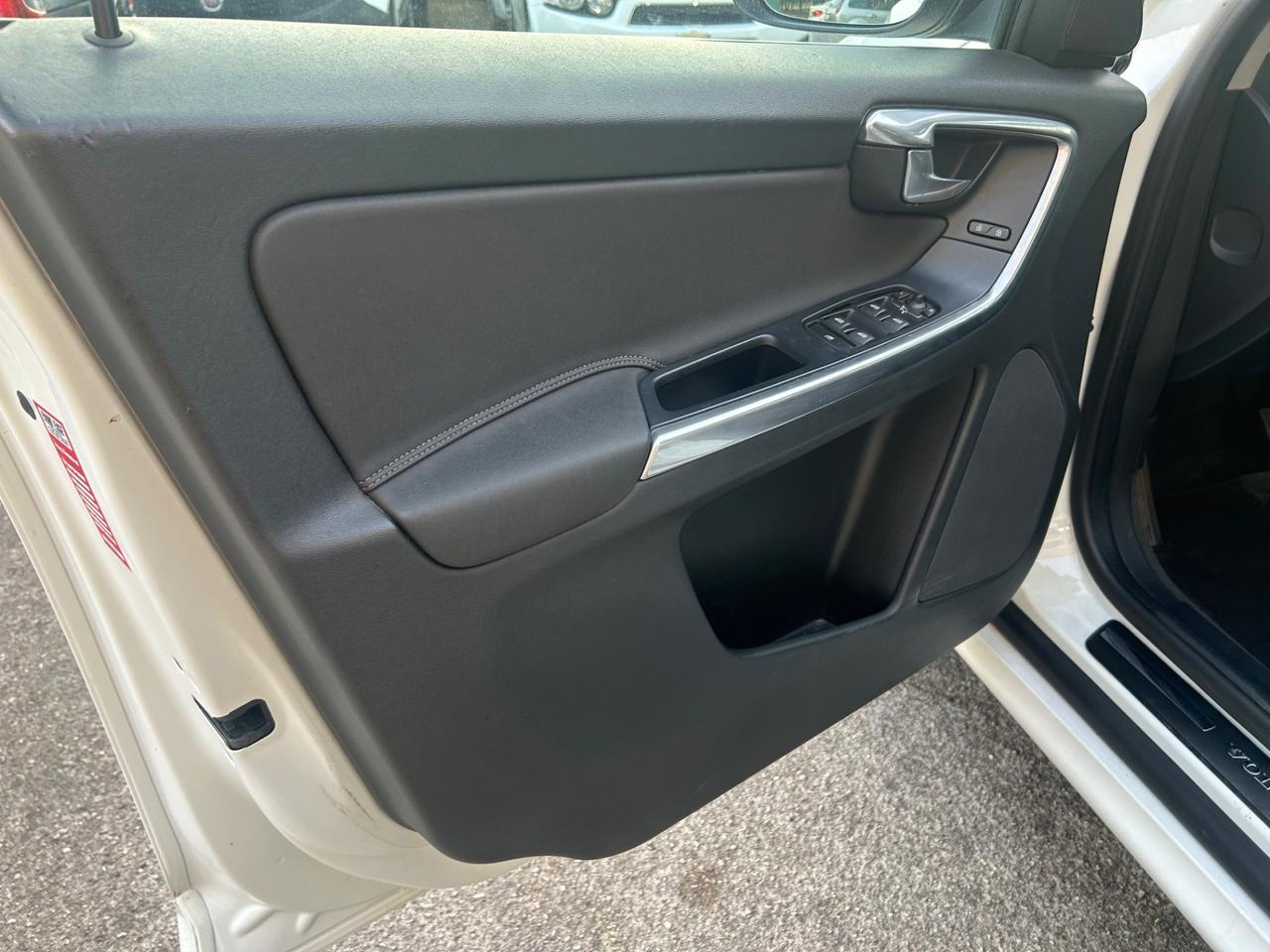 Volvo XC60 D4 Geartronic R-design Momentum