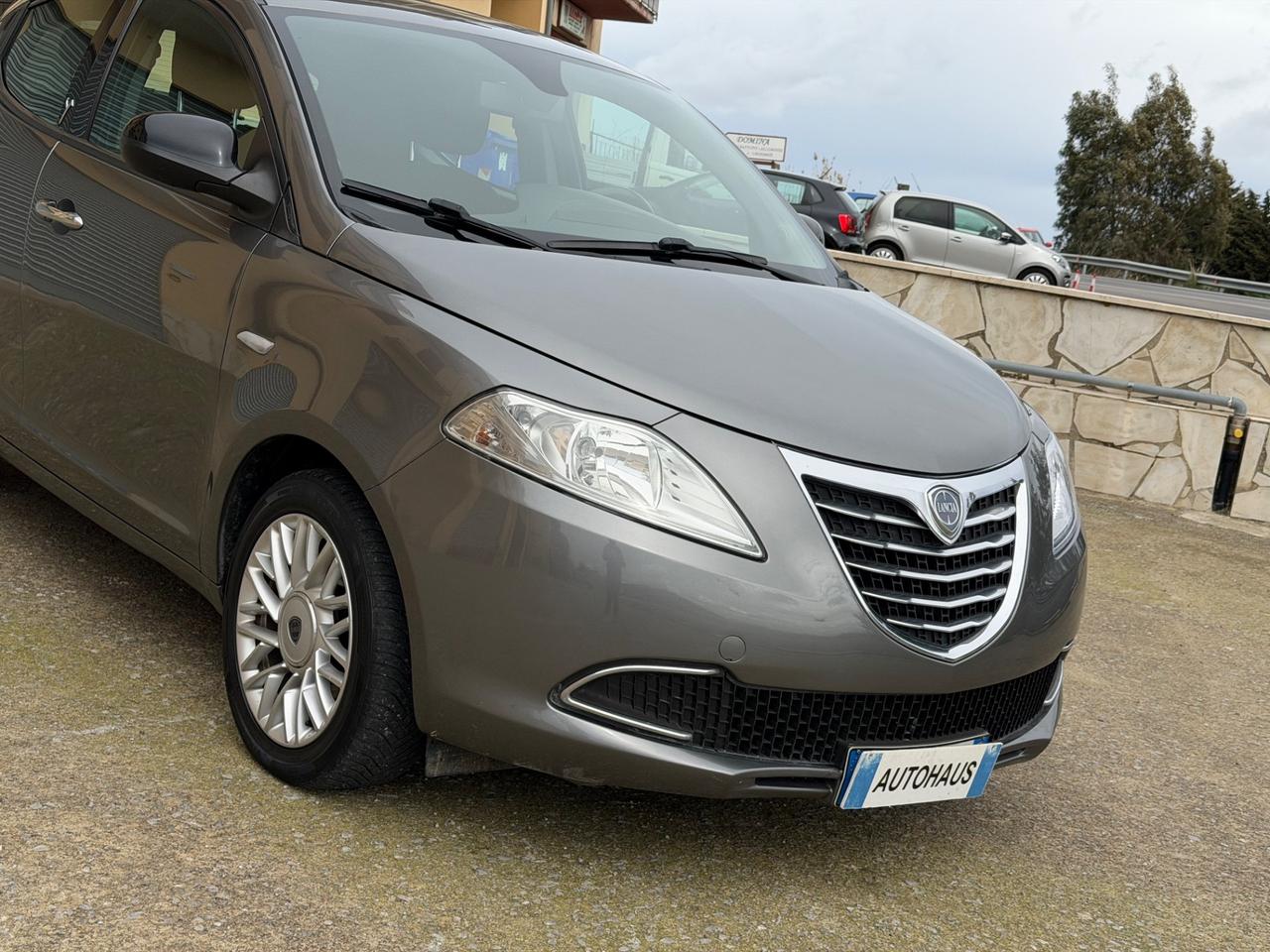 Lancia Ypsilon 1.2 69 CV 5 porte NEOPATENTATI