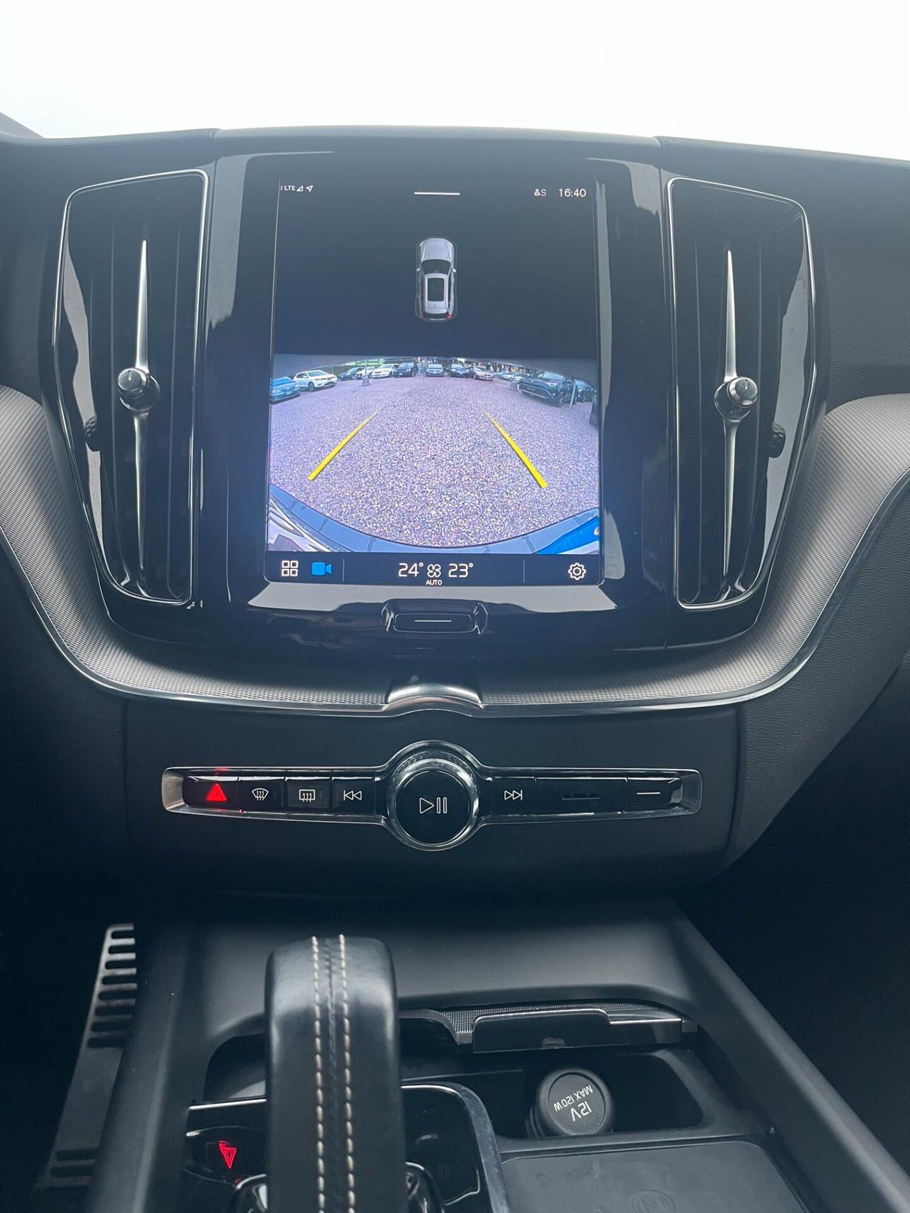 Volvo XC 60 XC60 B4 (d) automatico MOMENTUM PRO