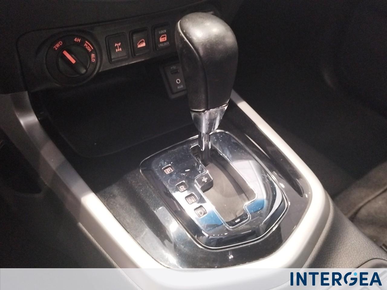 NISSAN Navara 2.3 dci d.cab Tekna 4wd 190cv auto E6