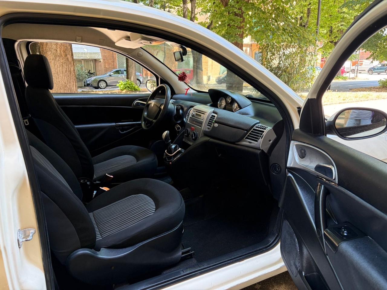 Lancia Ypsilon 1.2 restailng moda Milano