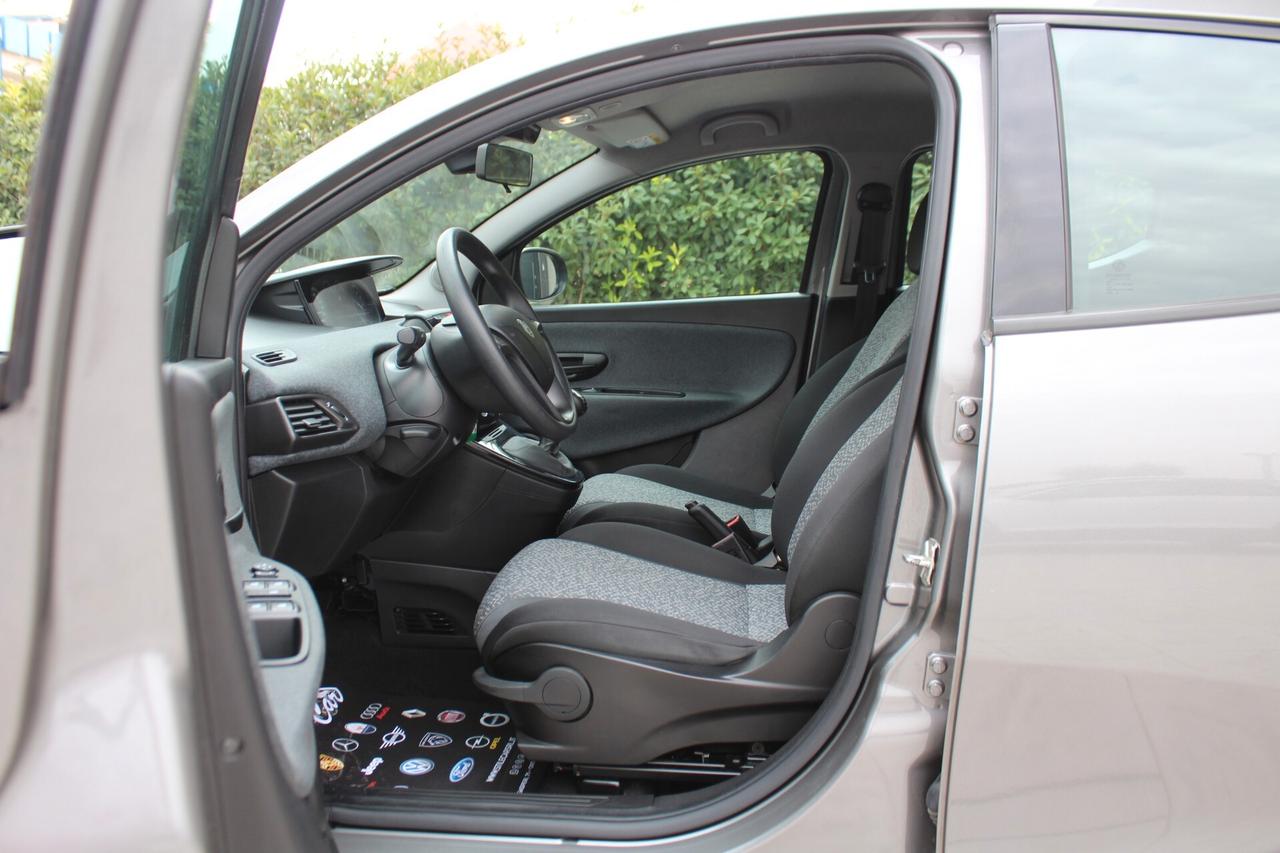 Lancia Ypsilon 1.0 FireFly 5 porte S&S Hybrid Ecochic Silver