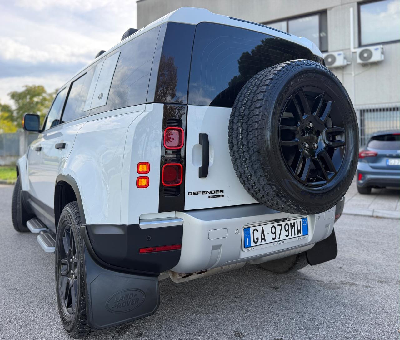 Land Rover Defender 110 2.0 SD4 240CV AWD Auto 72 Yrs. WEB Edition