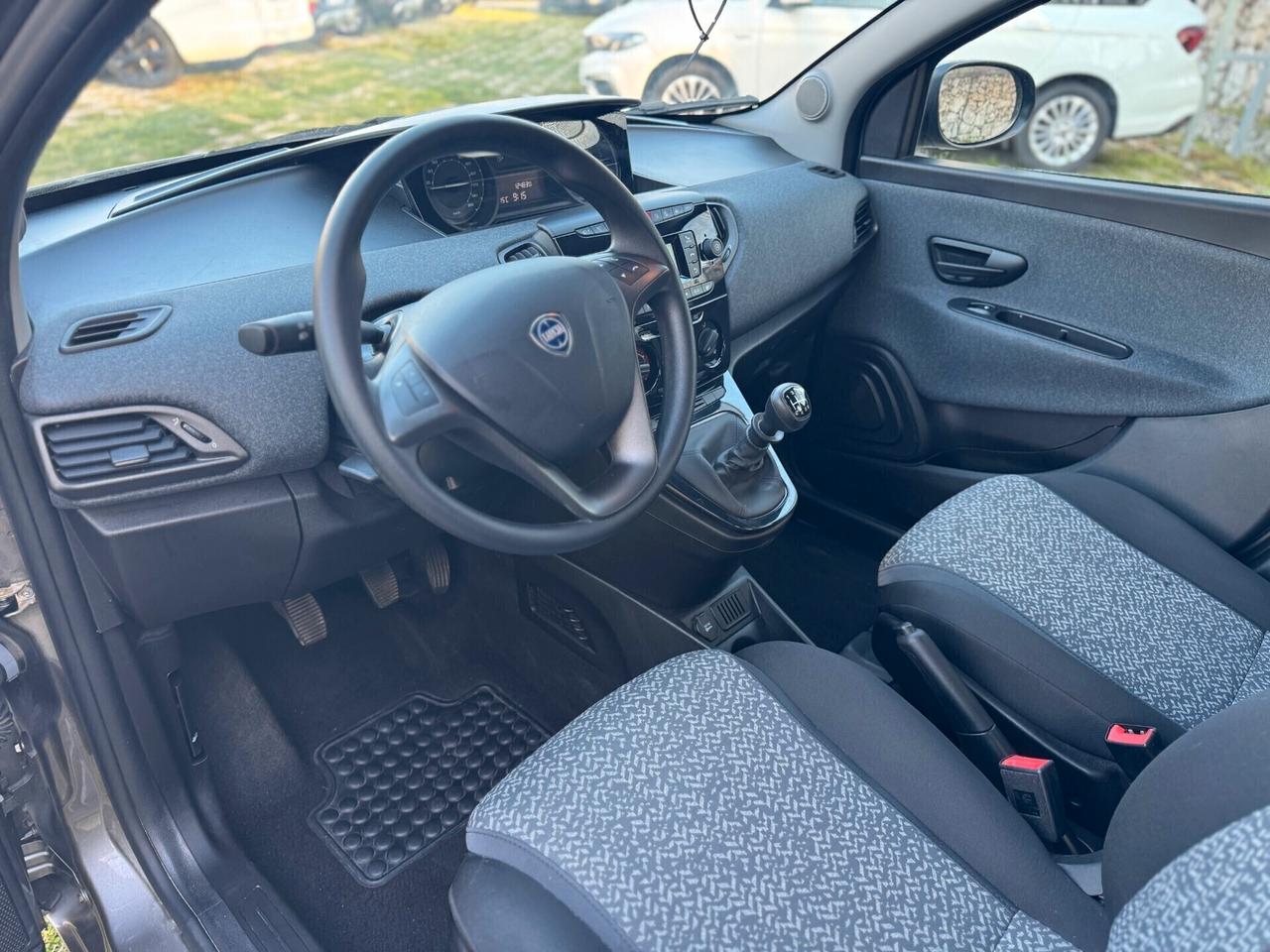 Lancia Ypsilon 1.0cc 70cv Hybrid Silver Plus