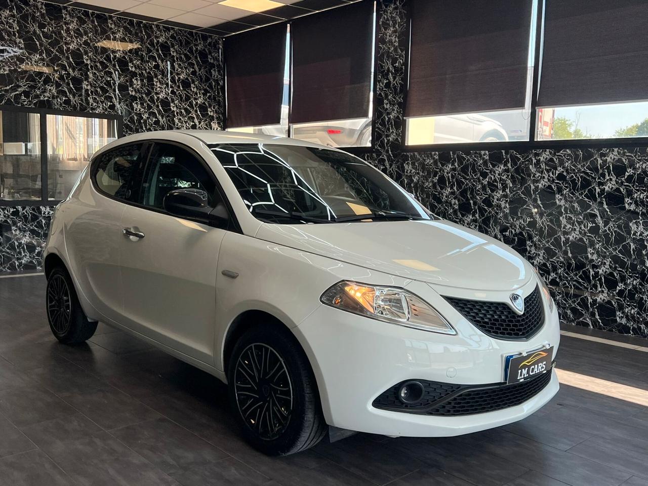 Lancia Ypsilon 1.0 FireFly 5 porte S&S Hybrid Ecochic Silver