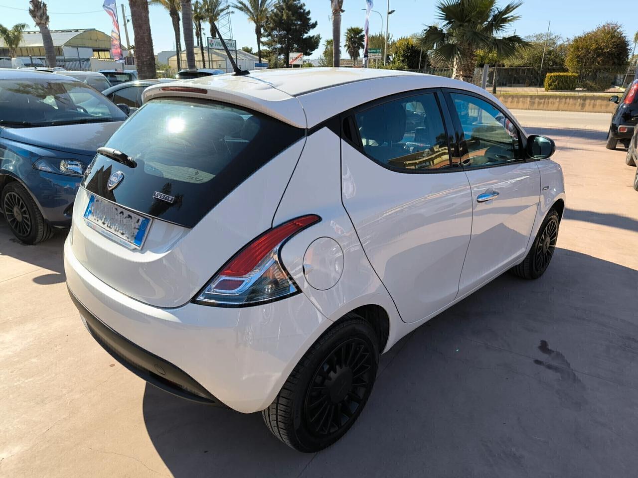 Lancia Ypsilon 1.0 FireFly 5 porte S&S Hybrid Ecochic Silver