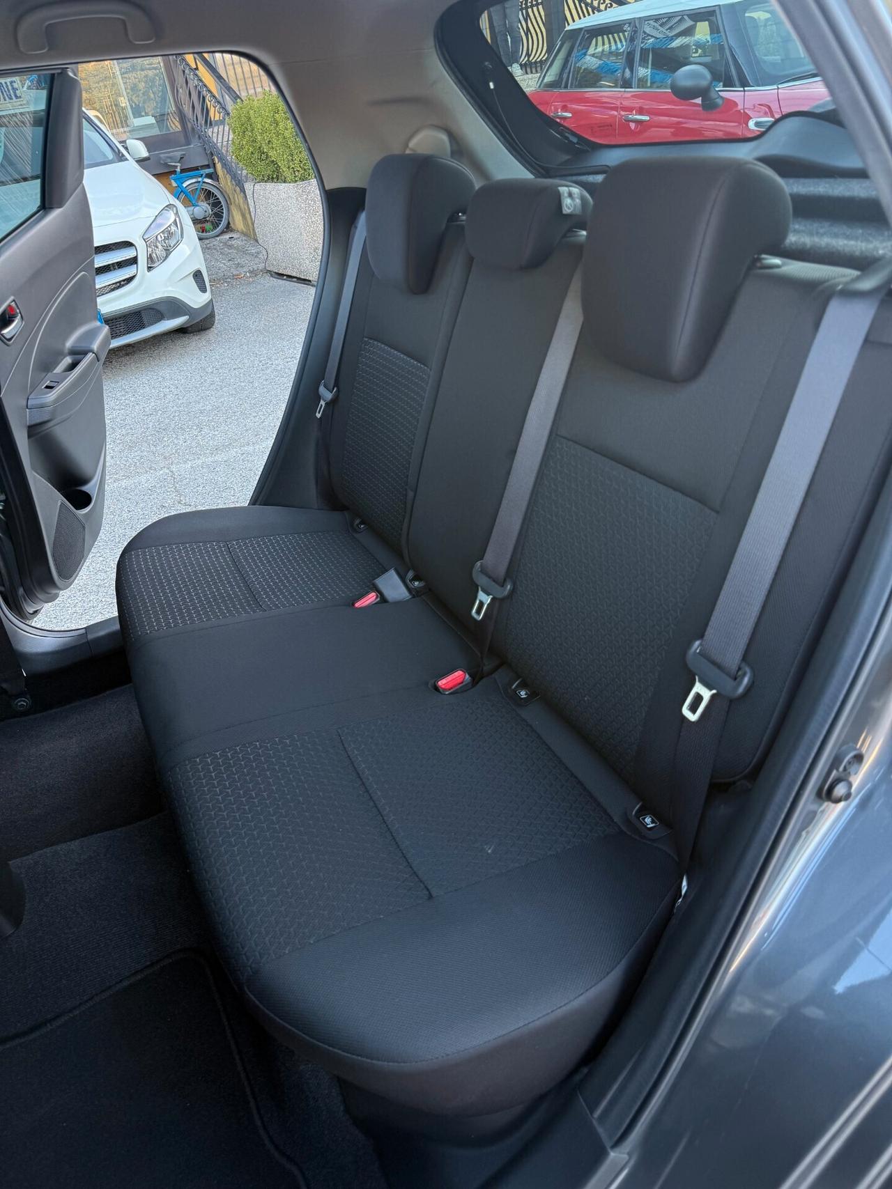 "UNA CHICCA" Suzuki Swift 1.2 Hybrid Top + GPL