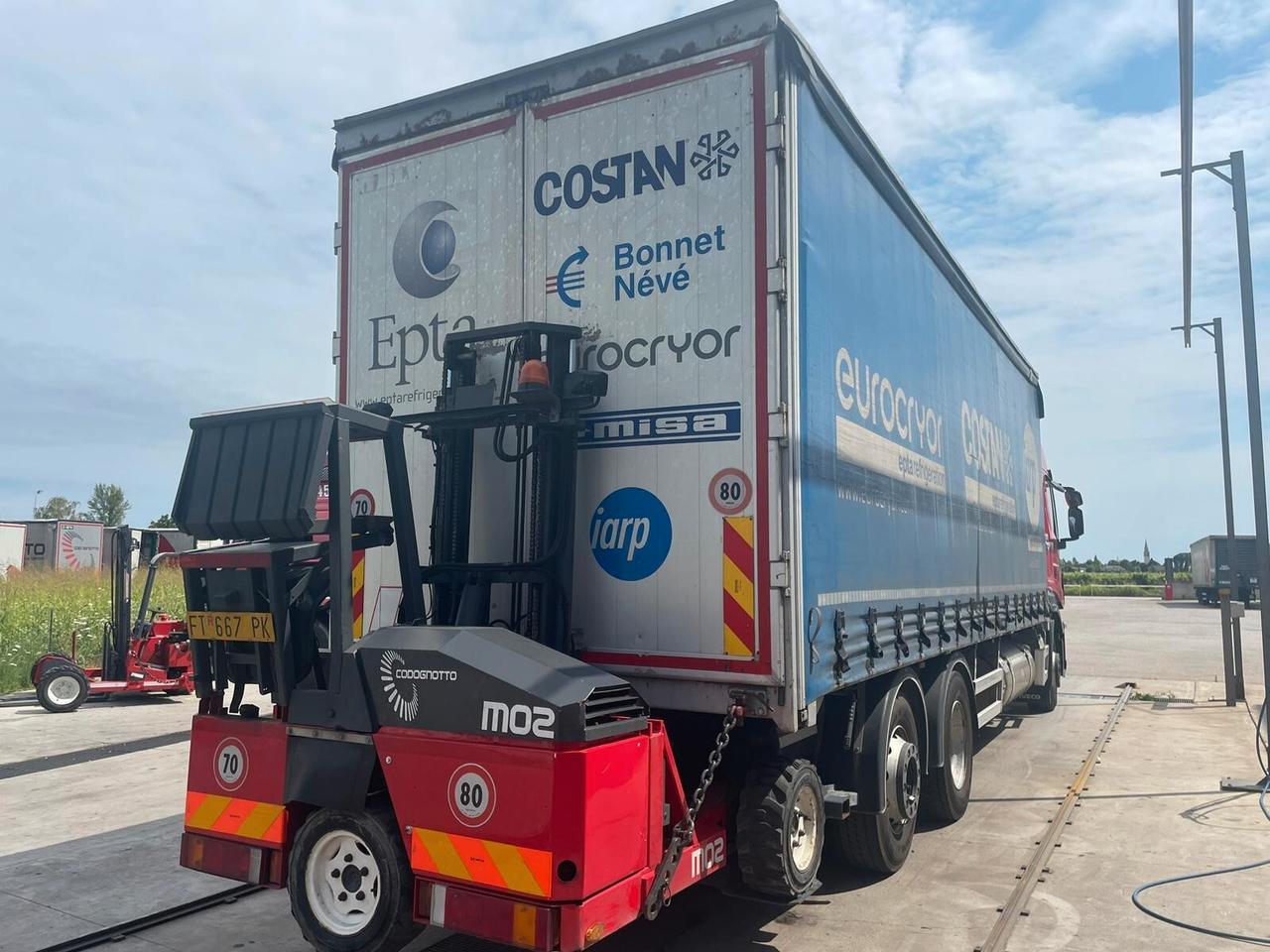 IVECO Stralis 460 LNG 6x2 centinato + Moffett M4 2.000 kg
