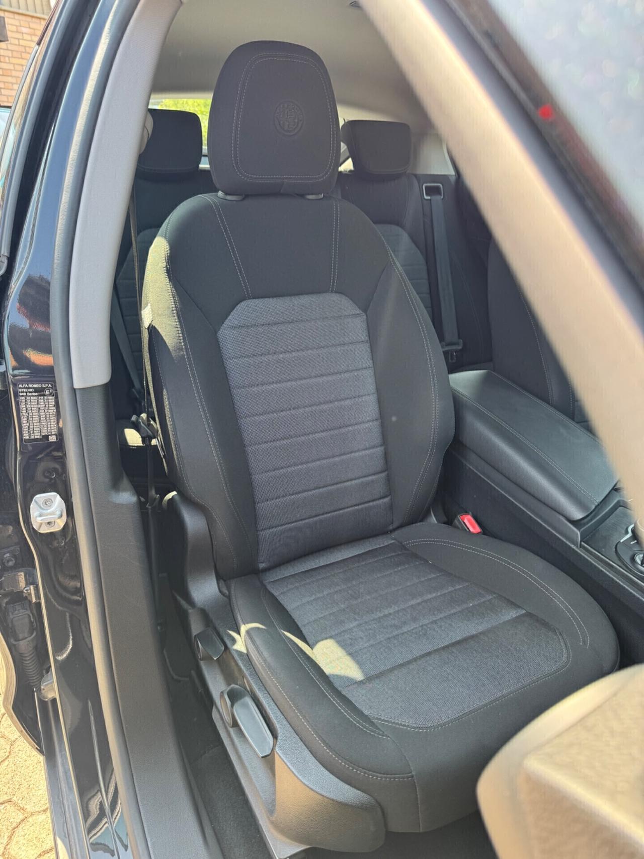 Alfa Romeo Stelvio 2.2 Turbodiesel 180 CV AT8 RWD Business