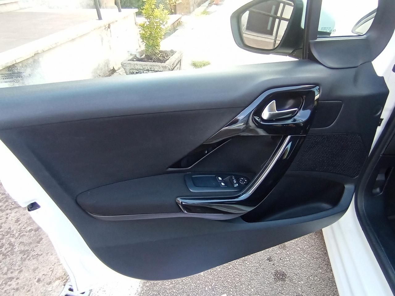 Peugeot 208 1.4 HDi 68 CV 5 porte BLACK pack UNIPRO BEN TENUTA