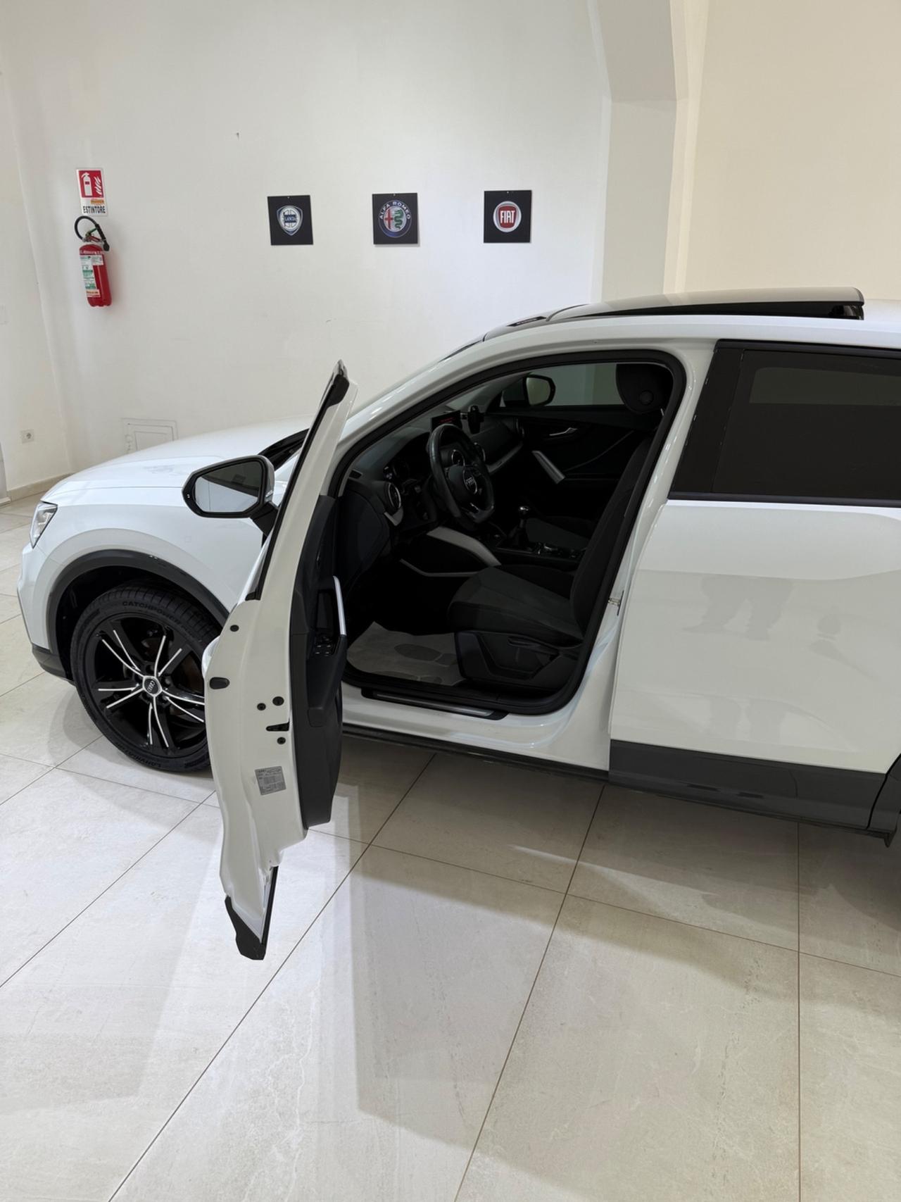 AUDI Q2 30 TDI S LINE EDITION CON TETTO APRIBILE E GANCIO TRAINO