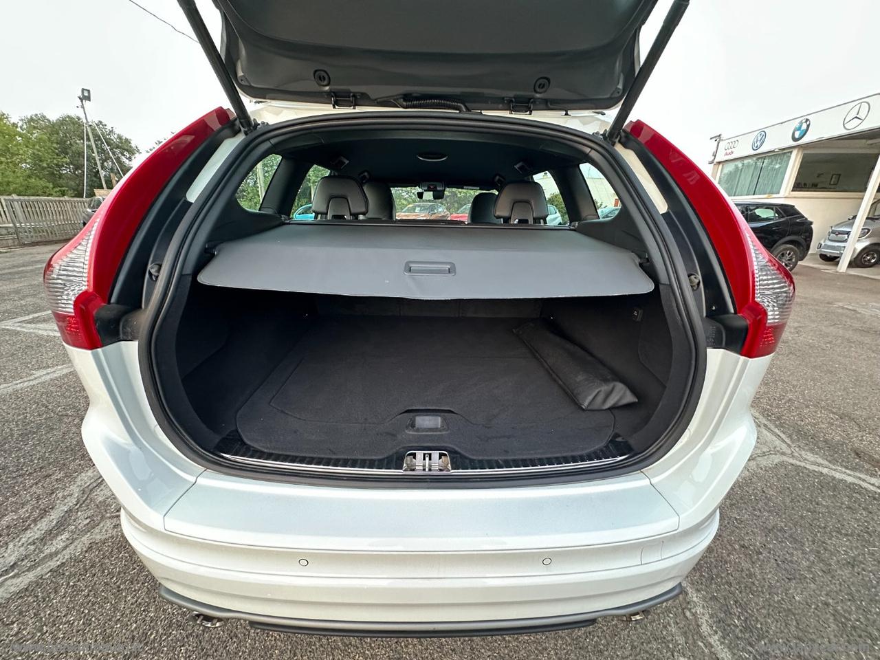 VOLVO XC60 D4 AWD R-design Momentum