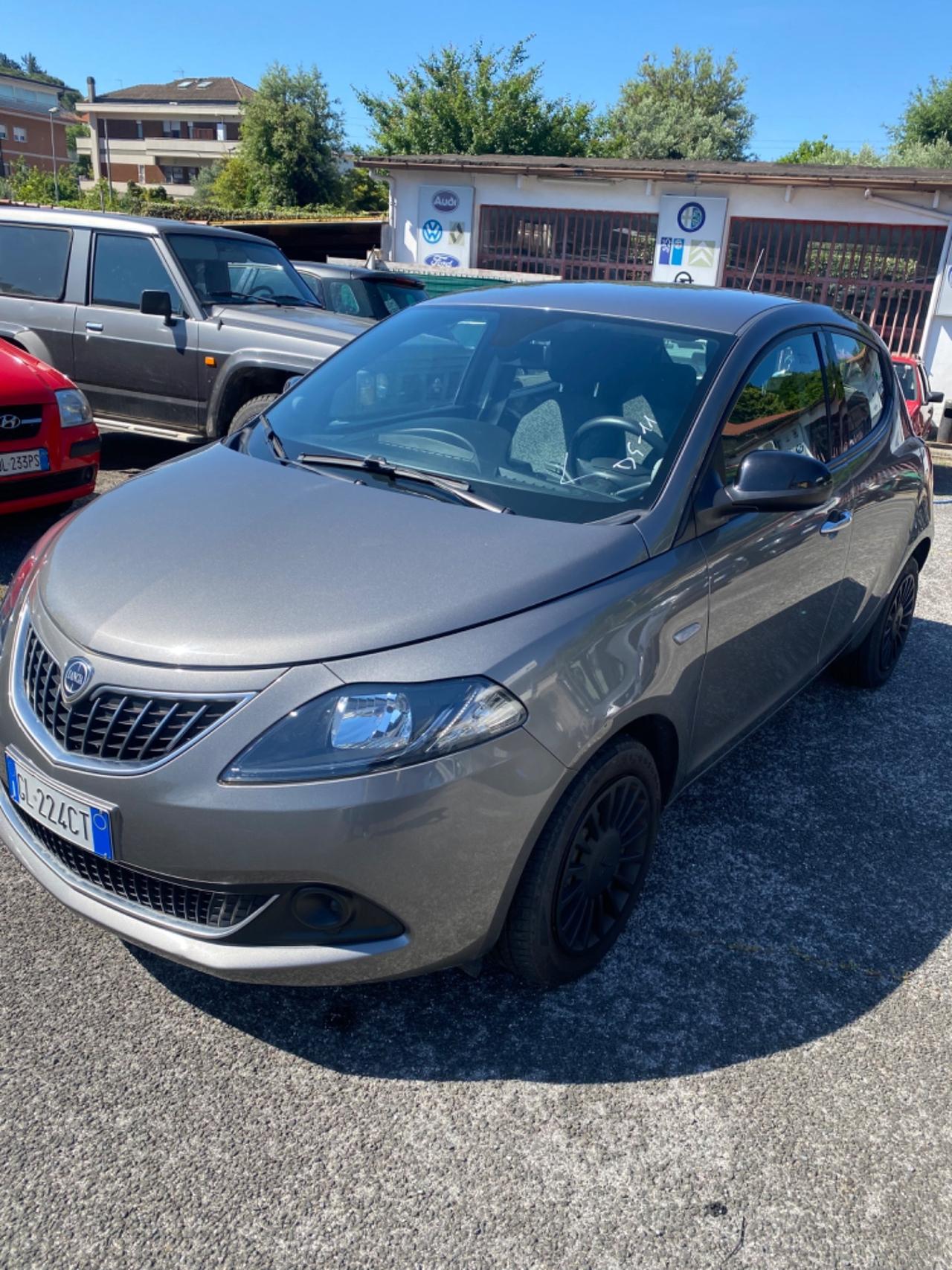Lancia Ypsilon 1.0 FireFly 5 porte S&S Hybrid Silver