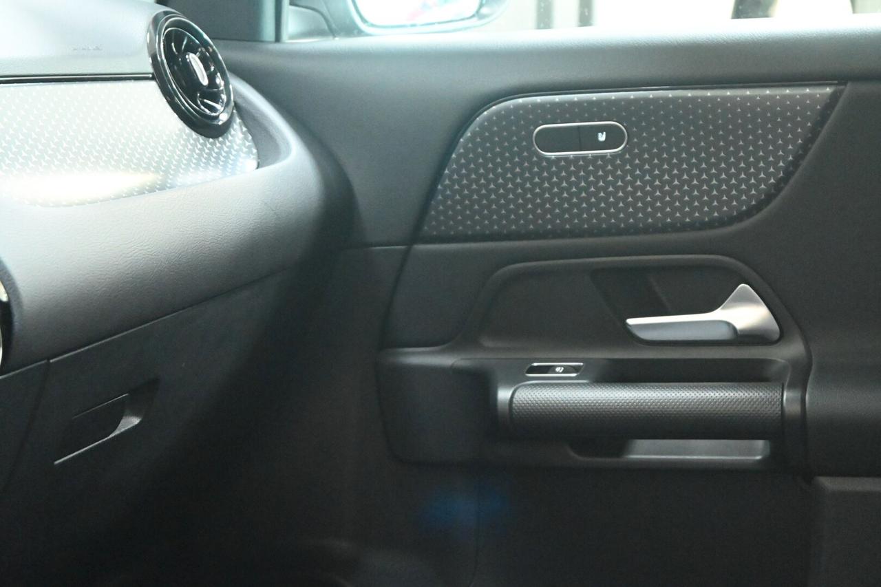 MERCEDES GLA (H247) GLA 180 d Automati...