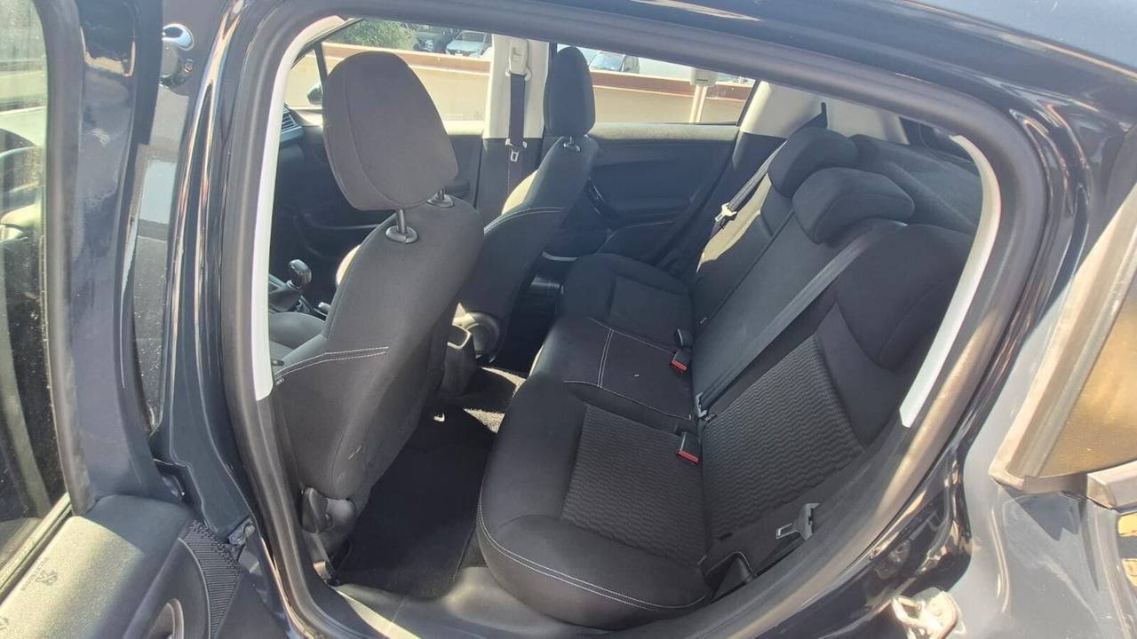 Peugeot 208 PureTech 82 5 porte Black Line