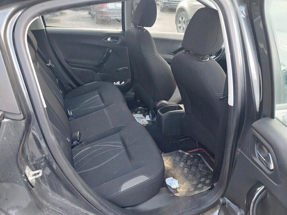 Peugeot 208 PureTech 82 5p. GPL Allure
